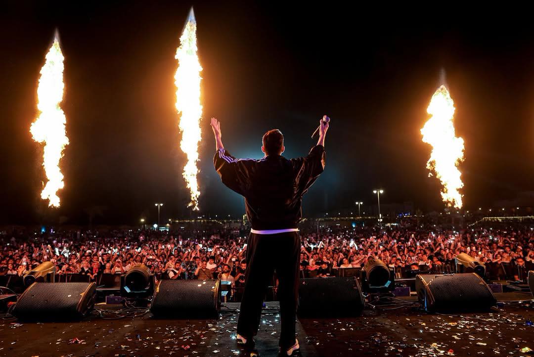 Hamaki on stage with pyro flames