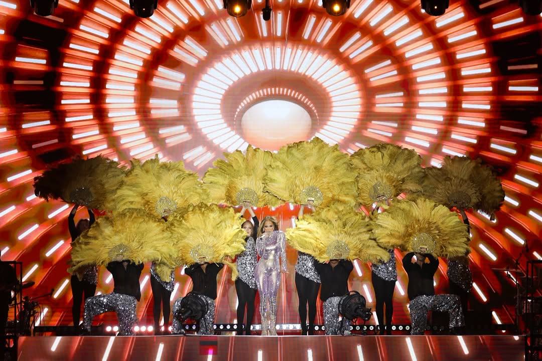 Jennifer Lopez feather dancers on radial stage